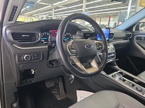 Used 2021 Ford Explorer XLT w/ Equipment Group 202A AWD/4WD image 9