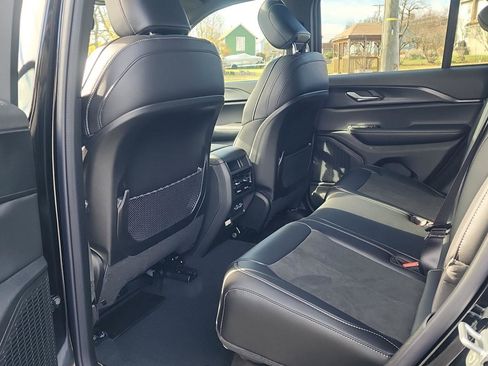 New 2025 Jeep Grand Cherokee Altitude image 13