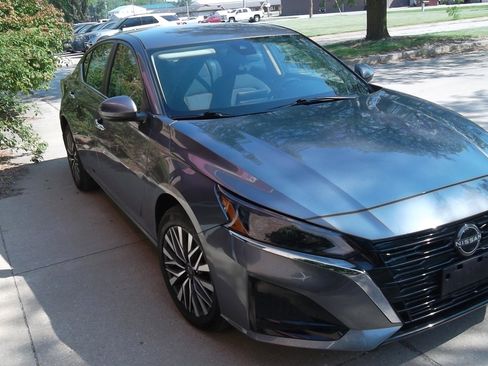 Used 2023 Nissan Altima 2.5 SV image 3