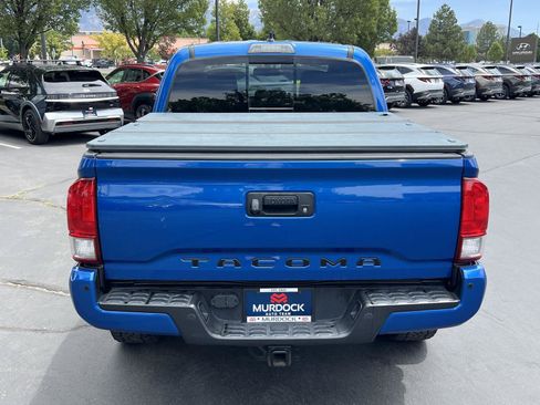 Used 2017 Toyota Tacoma TRD Sport AWD/4WD image 9