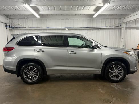 Used 2017 Toyota Highlander XLE AWD/4WD image 3