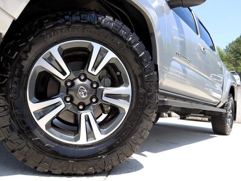 Used 2018 Toyota Tacoma TRD Sport image 24