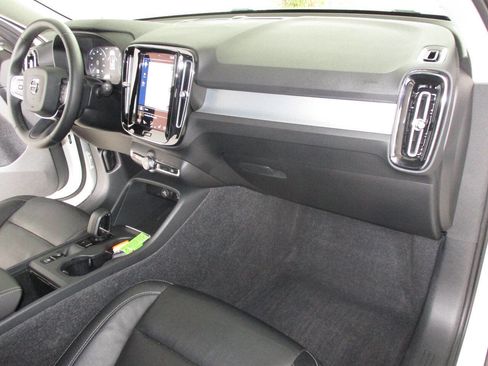 Used 2022 Volvo XC40 T5 Momentum image 18