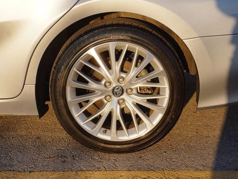 Used 2019 Toyota Camry XLE image 11