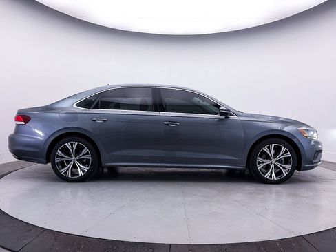 Used 2022 Volkswagen Passat 2.0T SE FWD image 40