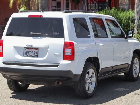 Used 2016 Jeep Patriot Latitude w/ Sun/Sound Group FWD image 10