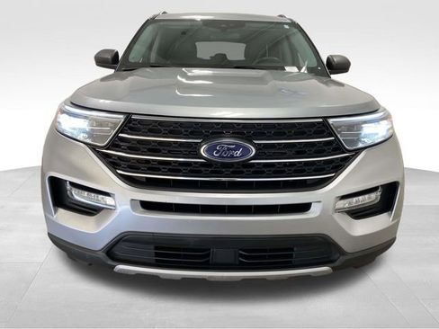 Used 2023 Ford Explorer XLT image 6