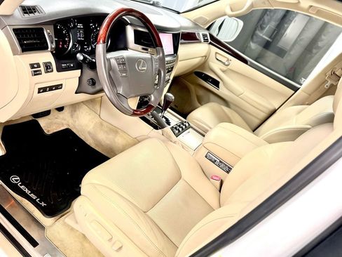 Used 2013 Lexus LX 570 4WD w/ Luxury Pkg image 18