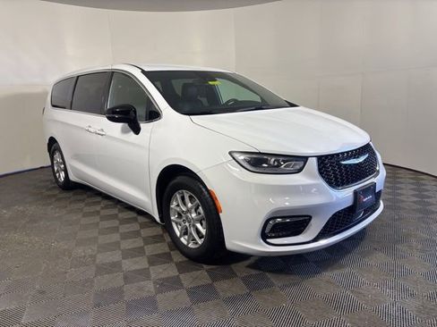 Used 2025 Chrysler Pacifica Select FWD image 1
