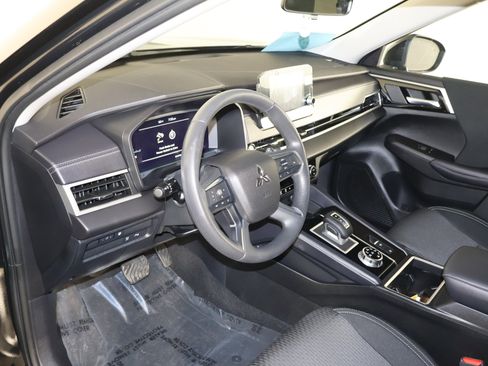 Used 2025 Mitsubishi Outlander ES image 35