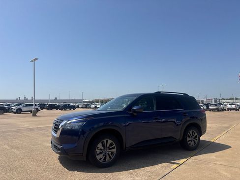 Certified 2025 Nissan Pathfinder SV FWD image 10