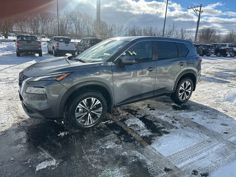 Used 2023 Nissan Rogue SV image 2