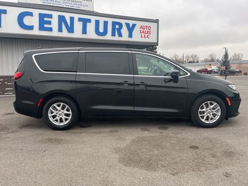 Used 2023 Chrysler Pacifica Touring-L FWD image 14