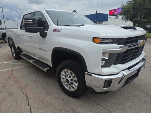 Used 2024 Chevrolet Silverado 2500 LT w/ Convenience Package AWD/4WD image 2