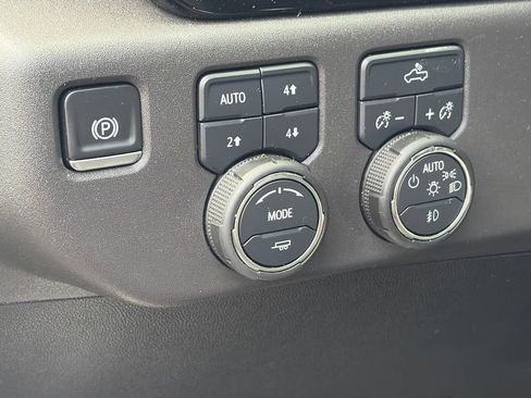 Used 2025 Chevrolet Silverado 1500 LT Trail Boss w/ Convenience Package II AWD/4WD image 17