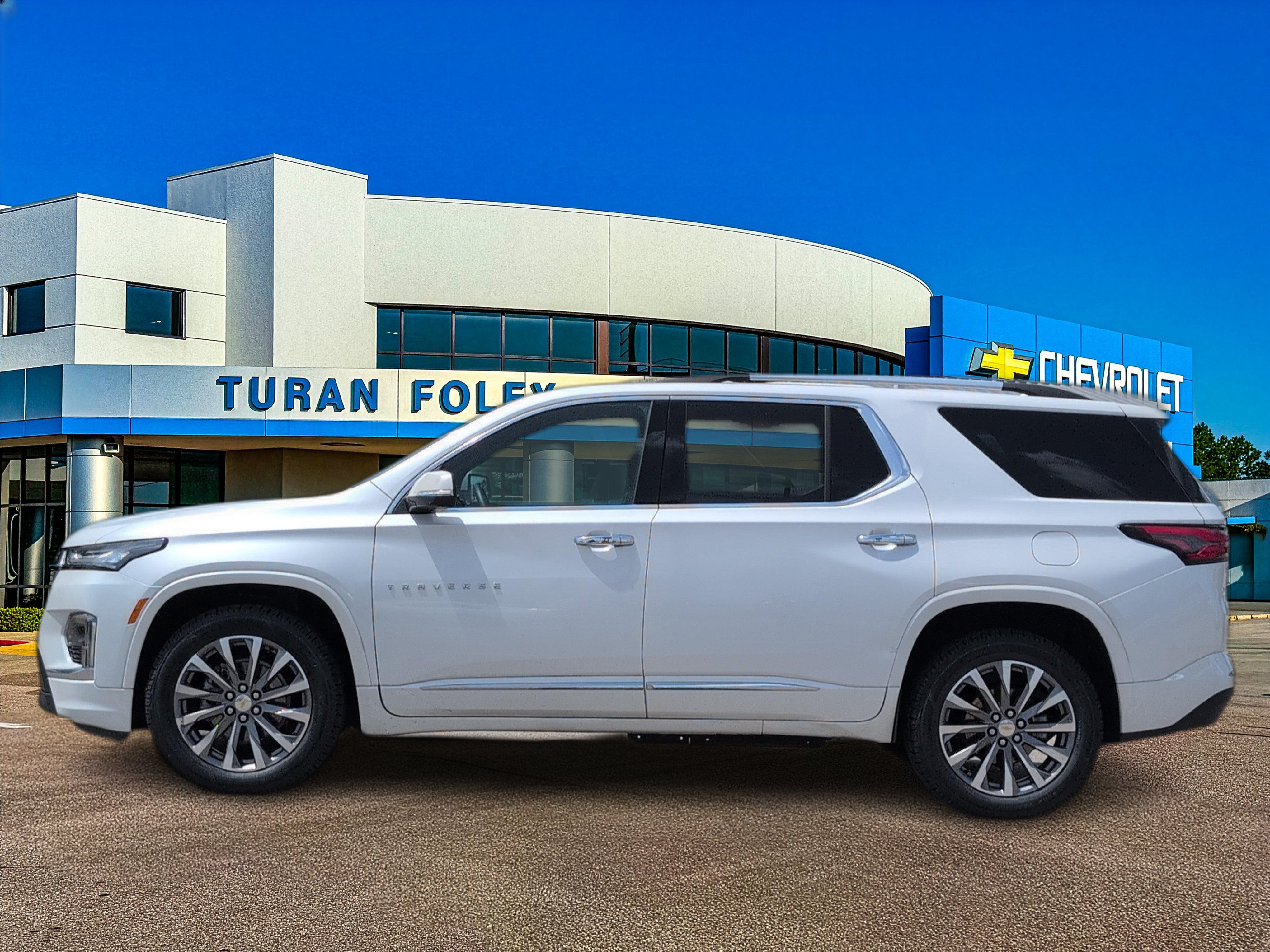 Used 2023 Chevrolet Traverse Premier FWD image 2