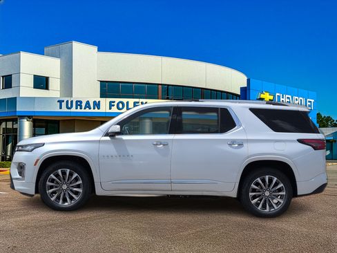 Used 2023 Chevrolet Traverse Premier FWD image 2