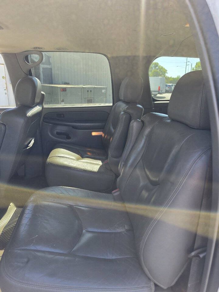 Used 2003 GMC Yukon XL SLT w/ 1SD Preferred Equipment Group AWD/4WD image 3