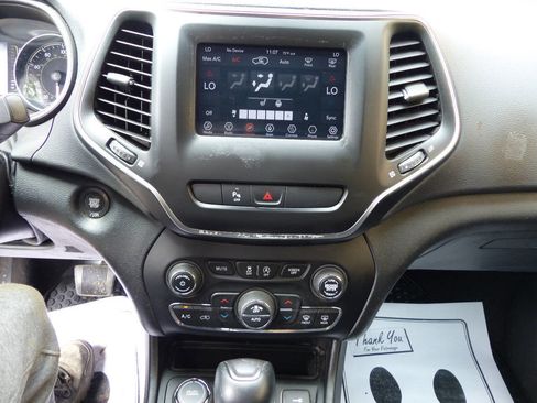 Used 2020 Jeep Cherokee Latitude Plus w/ Comfort/Convenience Group AWD/4WD image 27