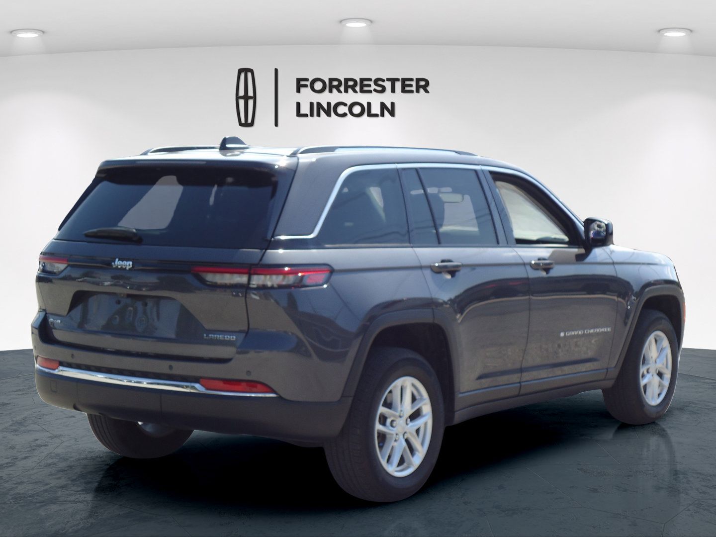 Used 2023 Jeep Grand Cherokee Laredo X AWD/4WD image 3