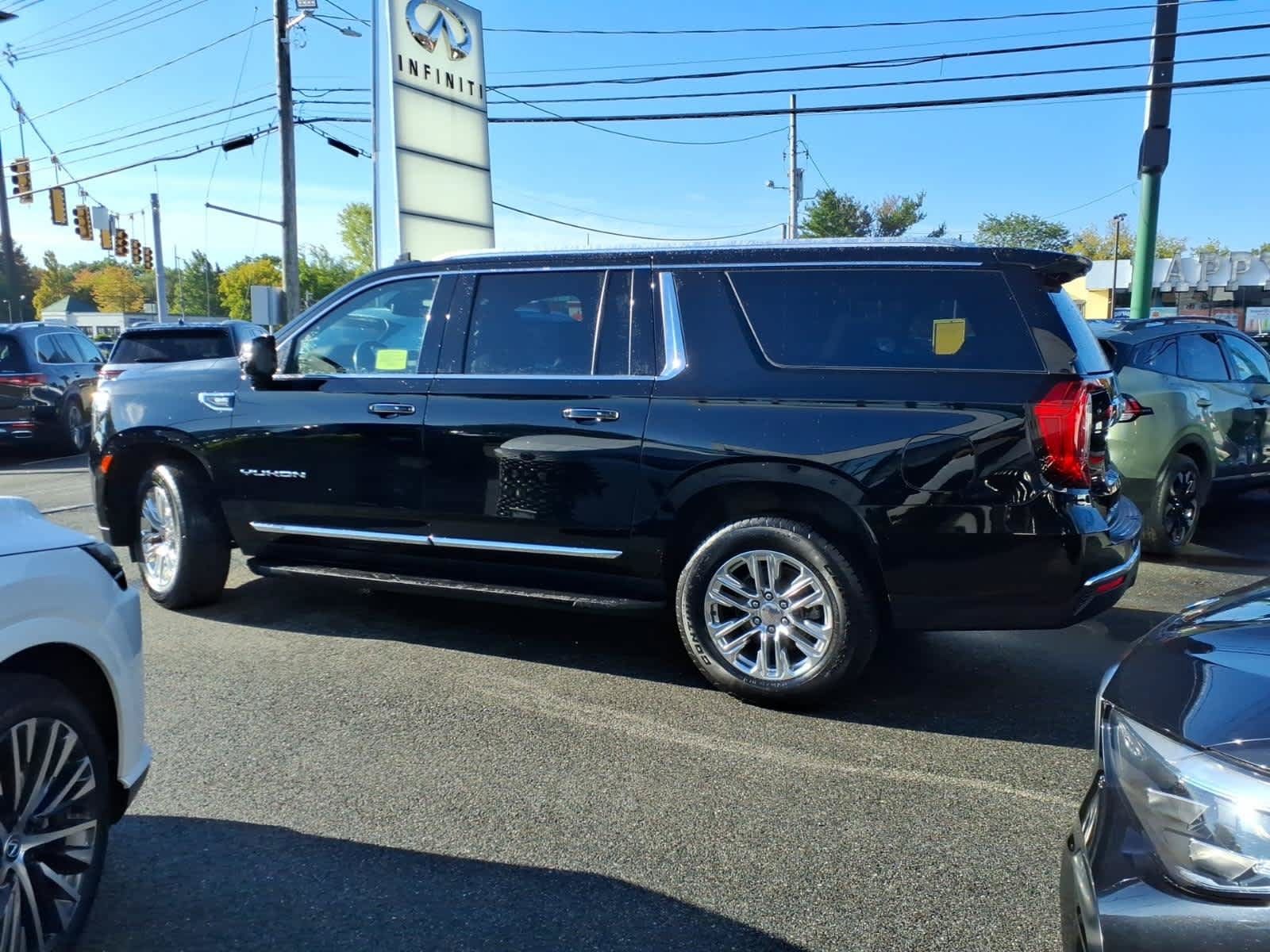 Used 2023 GMC Yukon XL SLT w/ SLT Premium Package AWD/4WD image 7