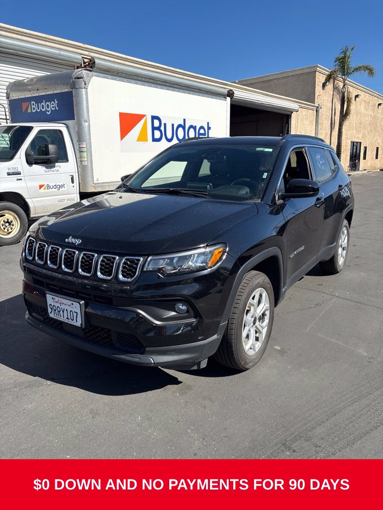 Used 2025 Jeep Compass Latitude w/ Sun & Sound Group AWD/4WD image 1