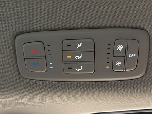 Used 2024 Kia Carnival LX FWD image 33