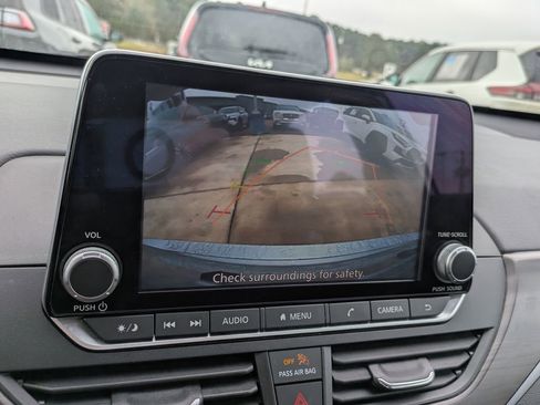 Used 2024 Nissan Altima 2.5 SV image 18