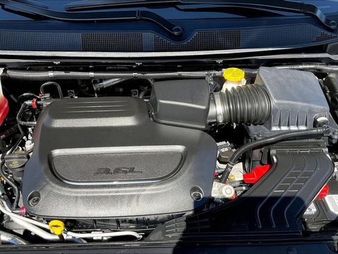 Used 2023 Chrysler Pacifica Limited FWD image 9