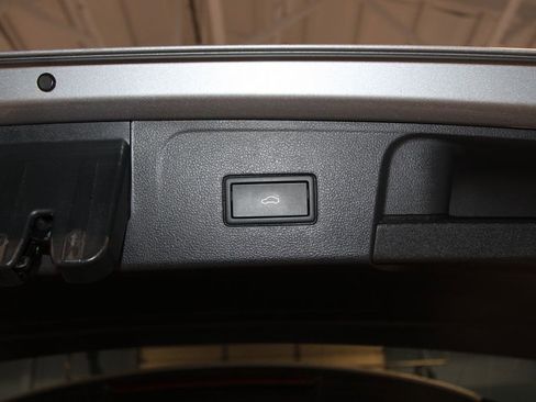 Used 2025 Volkswagen Atlas SE image 39