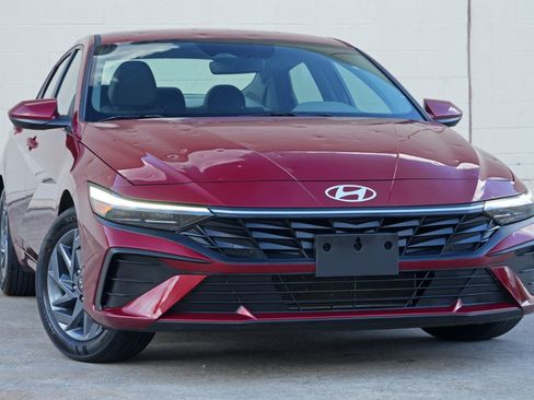 Used 2024 Hyundai Elantra SEL FWD image 2