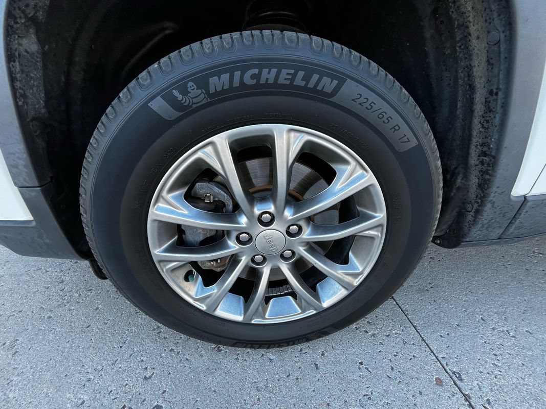 Used 2019 Jeep Cherokee Latitude Plus AWD/4WD image 27