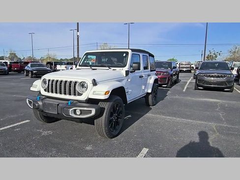 Used 2024 Jeep Wrangler Unlimited Sahara w/ Safety Group image 19
