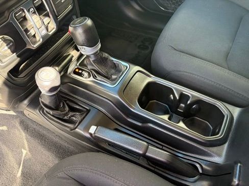 Used 2021 Jeep Gladiator Willys image 23