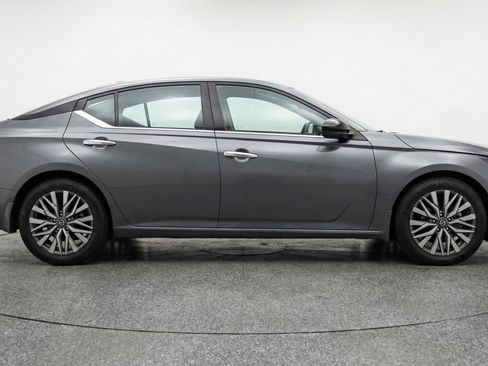 Used 2025 Nissan Altima 2.5 SV image 11