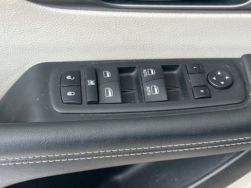 Used 2023 Chrysler Pacifica Touring-L FWD image 12