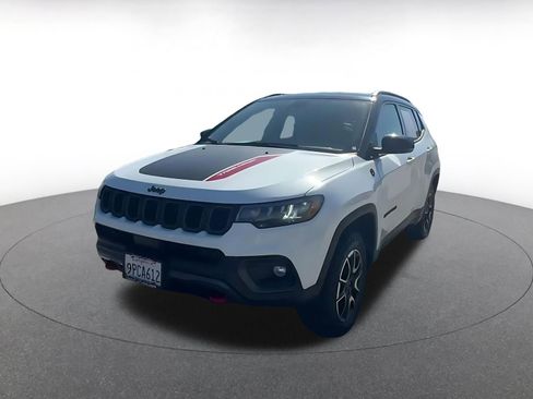 Used 2025 Jeep Compass Trailhawk image 7