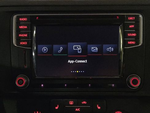 Used 2018 Volkswagen Jetta SE image 25