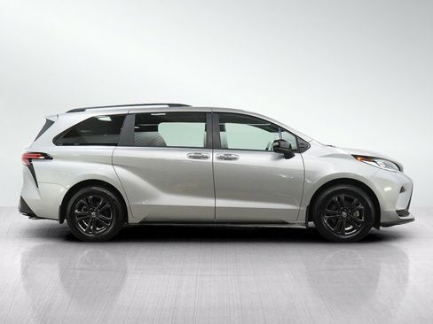 Used 2025 Toyota Sienna XSE AWD/4WD image 6