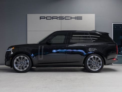 Used 2025 Land Rover Range Rover SE image 2