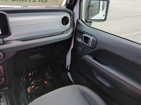 Used 2025 Jeep Wrangler Unlimited Sahara AWD/4WD image 17