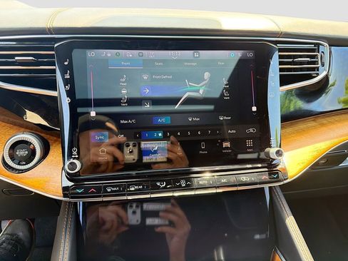 Used 2022 Jeep Grand Wagoneer Series III w/ Flexible Seating Group AWD/4WD image 35