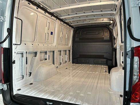 Used 2025 Mercedes-Benz Sprinter 2500 image 18