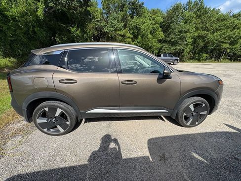 Used 2025 Nissan Kicks SR FWD image 9
