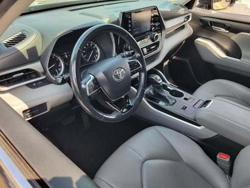 Used 2021 Toyota Highlander XLE FWD image 5