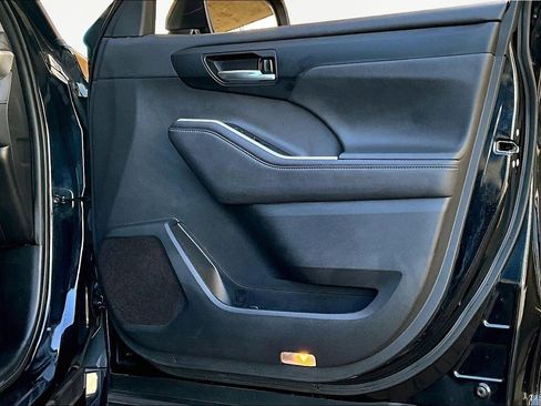 Used 2021 Toyota Highlander XLE image 29