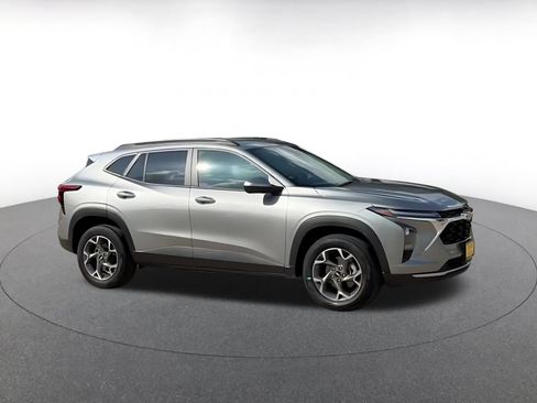 Used 2025 Chevrolet Trax LT w/ LT Convenience Package FWD image 2