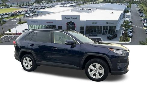 Used 2021 Toyota RAV4 XLE w/ Convenience Package FWD image 4