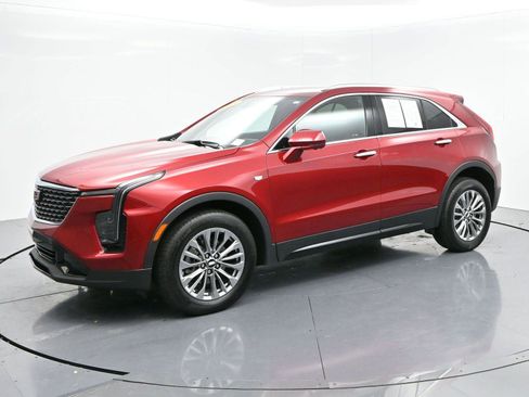 Used 2025 Cadillac XT4 Premium Luxury image 3