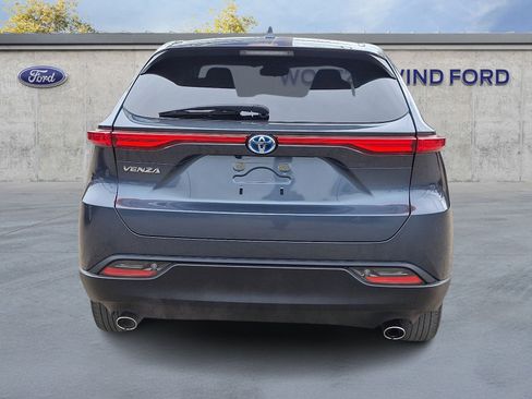 Used 2023 Toyota Venza LE image 5